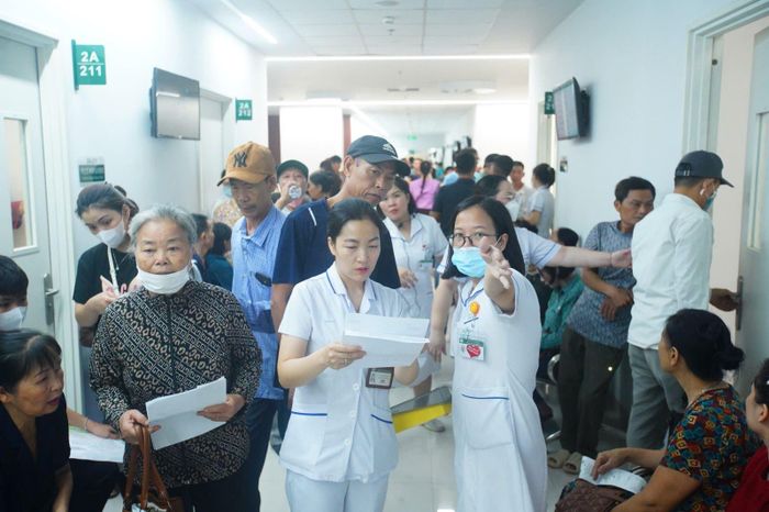 Đông đảo người dân xếp hàng chờ khám bệnh.