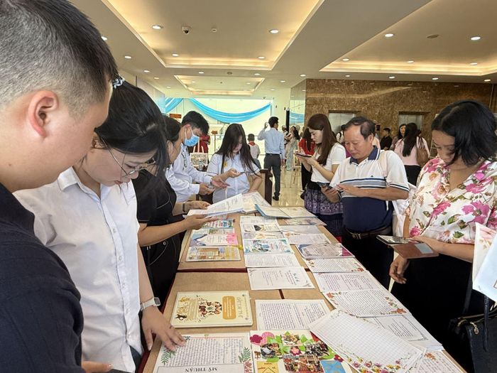 Đông đảo phụ huynh và các em học sinh quan tâm đến vấn đề phòng chống bạo lực học đường.