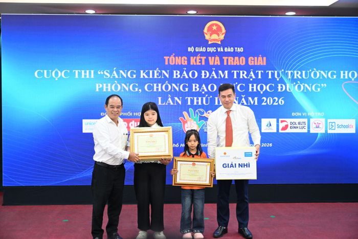 Đại diện Ban tổ chức trao giải Nhất và giải Nhì cho các em học sinh.