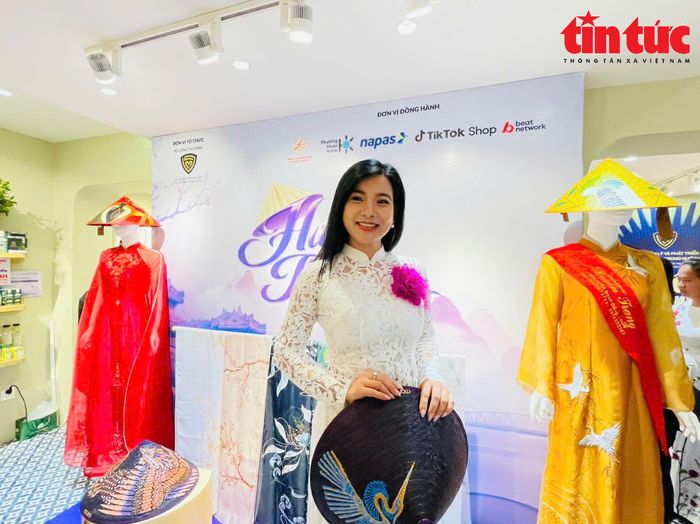 Đồng hành cùng chương trình là diễn viên Ngô Lệ Quyên, người sẽ cùng khán giả khám phá những câu chuyện văn hóa đặc sắc phía sau các sản phẩm tiêu biểu của vùng đất cố đô.