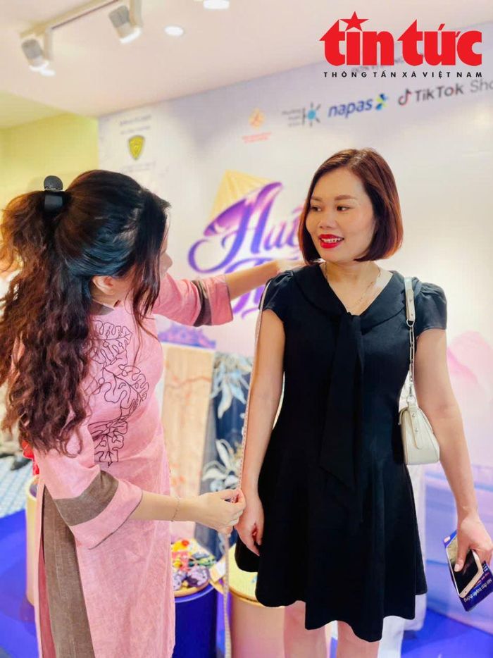 Khách tham quan đặt may áo dài Huế.