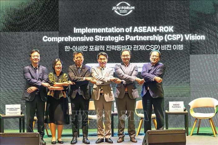 Ông Kim Jae-shin (thứ 3, phải sang), Tổng thư ký Trung tâm ASEAN - Hàn Quốc cùng các diễn giả tại phiên thảo luận “Thực hiện Tầm nhìn Đối tác chiến lược toàn diện (CSP) ASEAN - Hàn Quốc”.