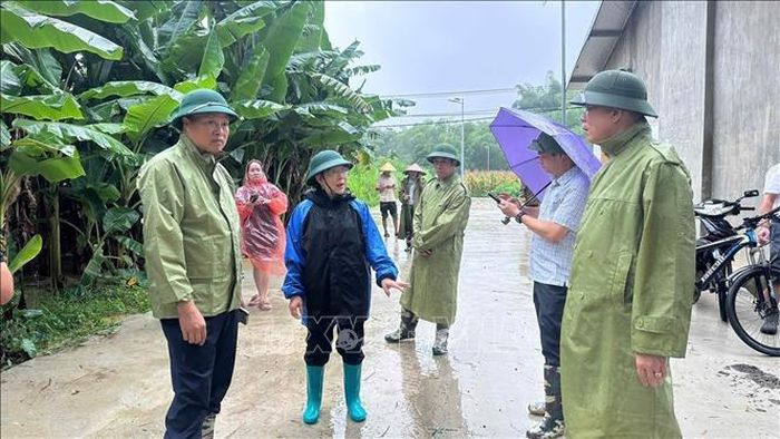 Phó Chủ tịch UBND tỉnh Cao Bằng Hoàng Văn Thạch kiểm tra tình hình mưa lớn ở xã Hòa An. Ảnh: TTXVN phát