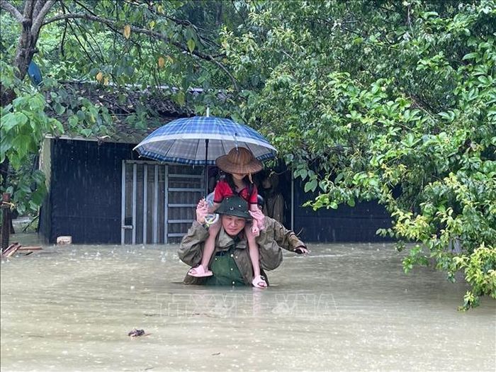 Lực lượng vũ trang hỗ trợ di dời trẻ em ra vùng an toàn. Ảnh: TTXVN phát