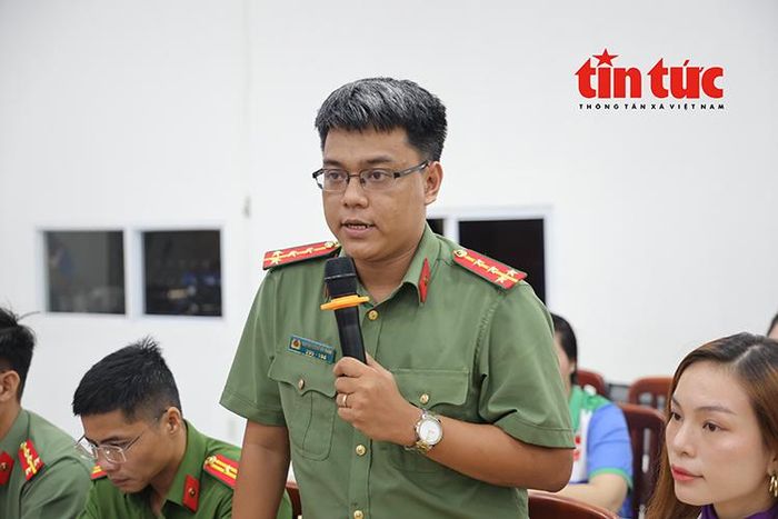 Đại úy Nguyễn Lương Gia Khánh, Bí Thư đoàn Phòng An Ninh Mạng - Công an TP Hồ Chí Minh chia sẻ tại tọa đàm.
