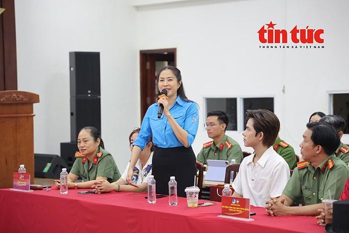 Nghệ sĩ, MC Quỳnh Hoa, Phó Giám đốc Nhà Văn hóa Thanh niên TP Hồ Chí Minh, Ủy viên Ban Thư ký Hội Liên hiệp Thanh niên Việt Nam thành phố chia sẻ tại tọa đàm.