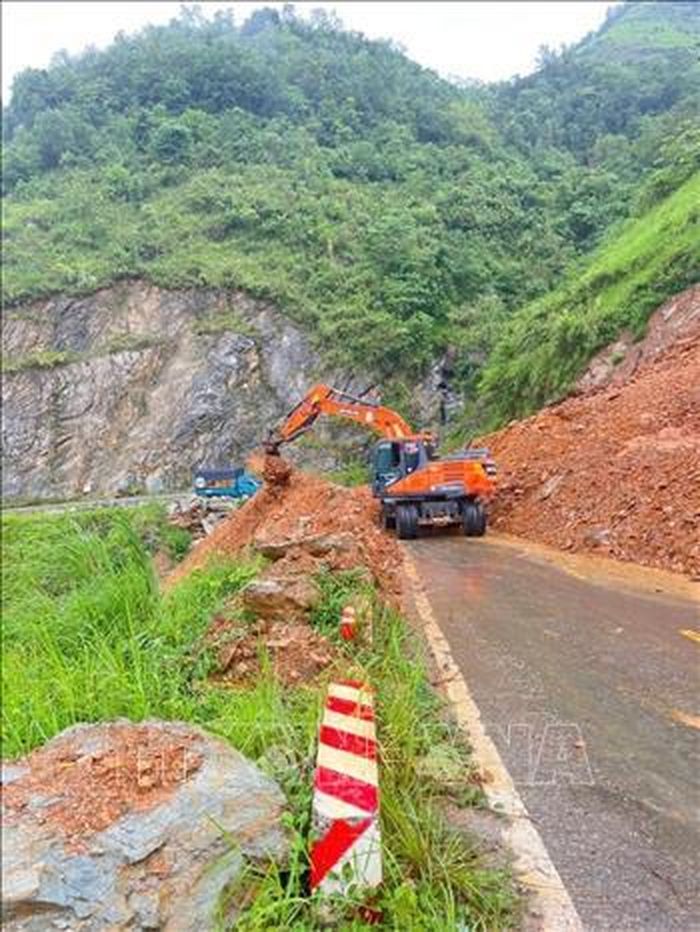 Mưa lớn gây sạt lở khu vực đường vào trụ sở UBND xã Sơn Vĩ (Tuyên Quang). Ảnh: TTXVN phát