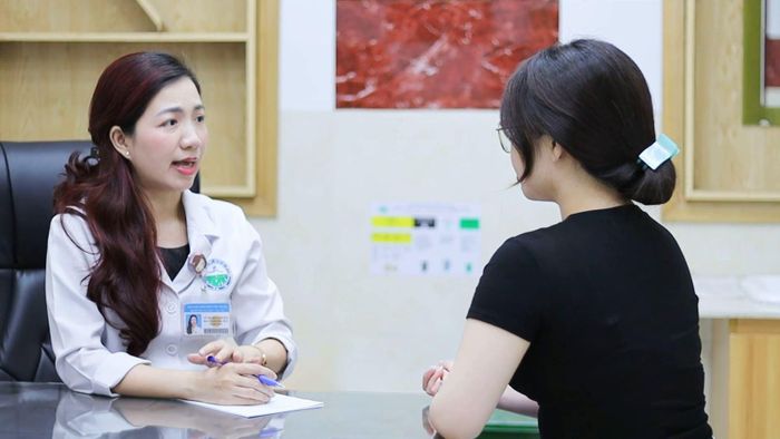 BSCKII Võ Thị Đoan Phượng tư vấn và thăm khám cho bệnh nhân.