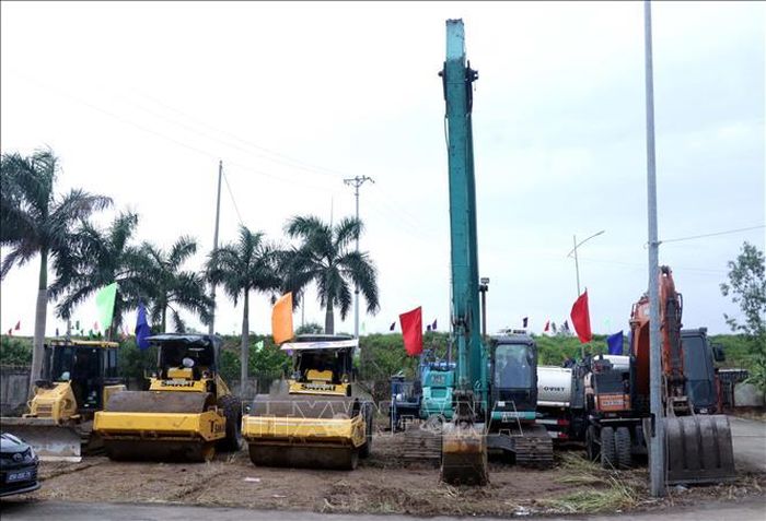 Phương tiện thực hiện nghi thức khởi công dự án. Ảnh: Mạnh Khánh/TTXVN