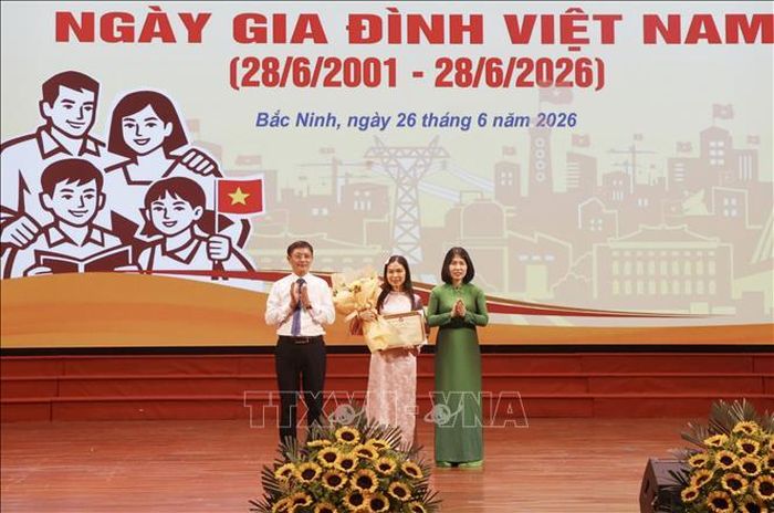 Trao giải cho các thí sinh đoạt giải Cuộc thi viết về “Bữa cơm gia đình - Ấm áp yêu thương”.