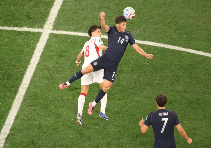 Pha tranh bóng giữa tiền vệ Thổ Nhĩ Kỳ Arda Guler (số 8) và tiền vệ Mỹ Sebastian Berhalter (số 14). Ảnh: AFP/TTXVN (Ảnh không cho phép bên thứ ba khai thác, chia sẻ lại)
