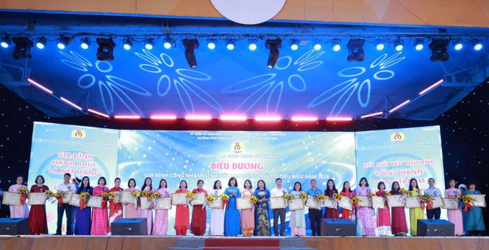Quang cảnh lễ biểu dương gia đình công nhân, viên chức lao động tiêu biểu.