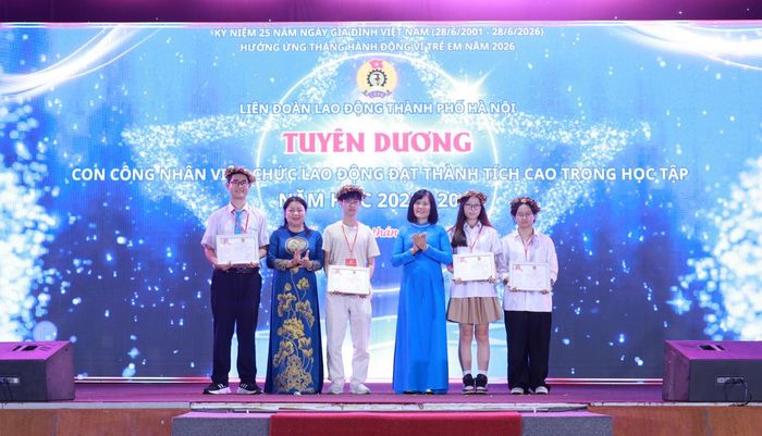 Tuyên dương học sinh đạt giải quốc tế.