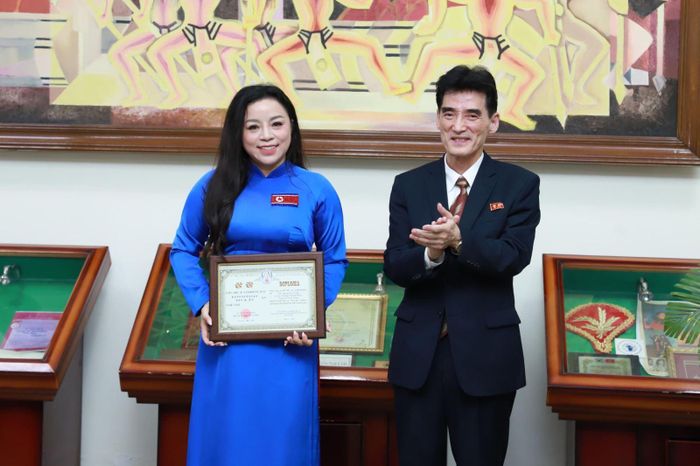 Ngài Ri Sung Guk, Đại sứ Đặc mệnh toàn quyền nước Cộng hòa Dân chủ Nhân dân Triều Tiên tại Việt Nam trao Cúp Vàng cho NSƯT Tố Nga.