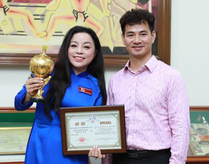 Cục trường Cục Nghệ thuật biểu diễn Nguyễn Xuân Bắc chúc mừng NSƯT Tố Nga.