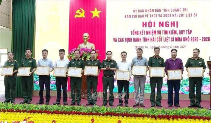 Tặng Bằng khen của Chủ tịch UBND tỉnh Quảng Trị cho các tập thể, cá nhân có thành tích xuất sắc trong thực hiện nhiệm vụ tìm kiếm, quy tập và xác định danh tính hài cốt liệt sĩ. Ảnh: TTXVN phát