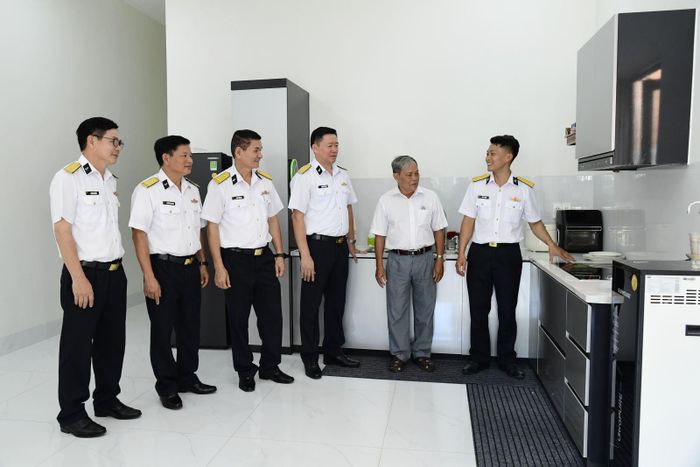 Các đại biểu tham quan ngôi nhà mới của gia đình Đại úy Bùi Sỹ Tuấn.