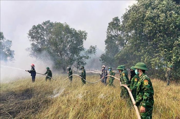 Đồn Biên phòng Triệu Vân và các lực lượng nỗ lực dập lửa. Ảnh: TTXVN phát