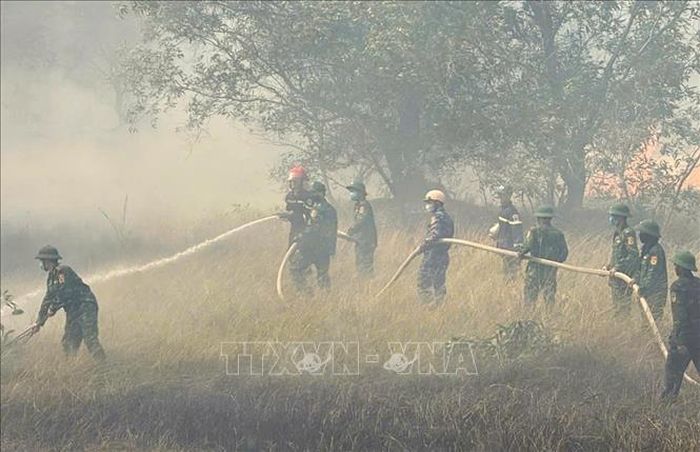 Đồn Biên phòng Triệu Vân cùng phối hợp với các lực lượng nhanh chóng khoanh vùng, dập lửa. Ảnh: TTXVN phát