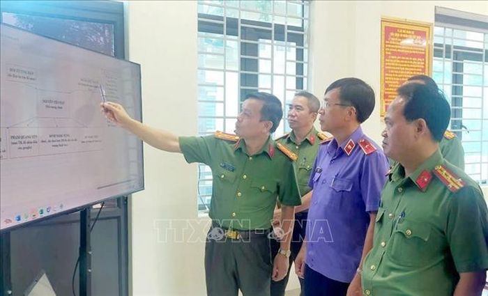 Đồng chí Đại tá Lê Ngọc Anh (ngoài cùng bên phải), Phó Giám đốc Công an tỉnh Thanh Hóa trực tiếp chỉ đạo công tác điều tra phá án. Ảnh: TTXVN phát