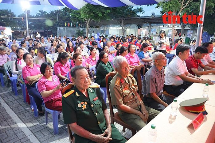 Các nhân chứng lịch sử cùng người dân dự chương trình Ngày hội Văn hóa, văn nghệ với chủ đề “Tiếp nối truyền thống - Tự hào Thành phố mang tên Bác”.