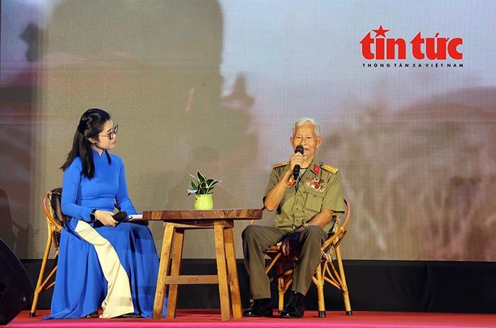Giao lưu nhân chứng lịch sử Đại úy Dương Văn Đực, người từng tham gia chiến dịch Xuân Mậu Thân 1968.