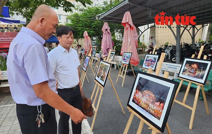 Người dân tham quan triển lãm chuyên đề “Hồ Chí Minh - Khát vọng độc lập và sức mạnh Việt Nam”.