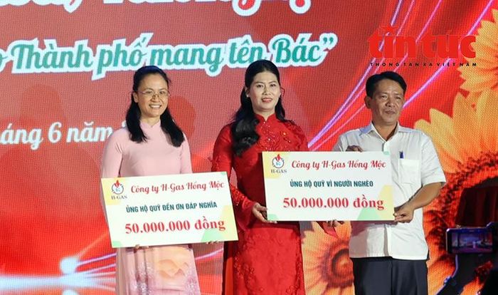 Doanh nghiệp ủng hộ Quỹ Đền ơn đáp nghĩa và Quỹ Vì người nghèo của địa phương.