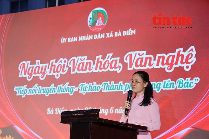 Bà Trần Thúy Hương, Phó Chủ tịch UBND xã Bà Điểm phát biểu.
