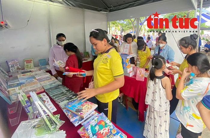 Không gian Ngày hội Sách và Văn hóa đọc thu hútthiếu nhi và người dân tham quan, tìm hiểu, góp phần lan tỏa văn hóa đọc trong cộng đồng.