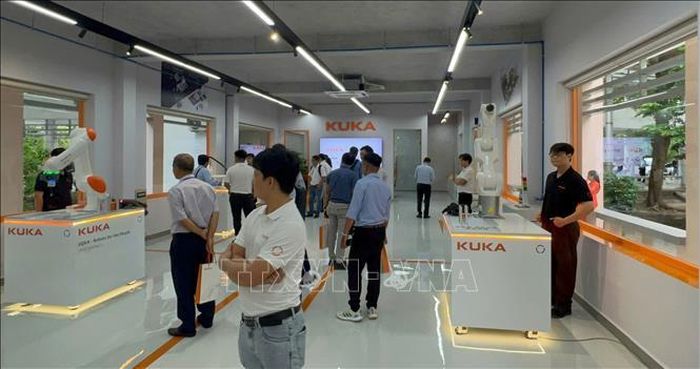 Các đại biểu tham quan Trung tâm Thực hành Công nghệ Tự động hóa 2.0 – KUKA Automation 2.0 Technology Center tại Khu Công nghệ cao TP Hồ Chí Minh. Ảnh: Thanh Vũ/TTXVN