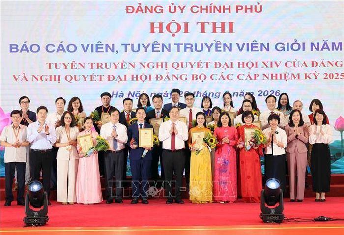 Các đại biểu chụp ảnh lưu niệm với các thí sinh đạt giải. Ảnh: An Đăng/TTXVN