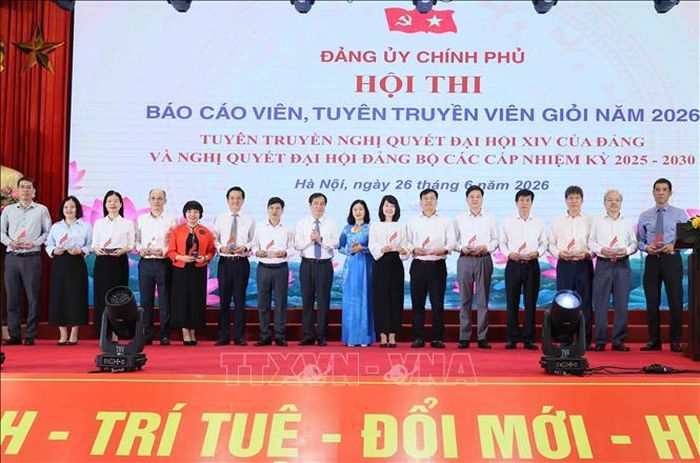 Đại diện các đảng ủy trực thuộc Đảng ủy Chính phủ nhận biểu trưng của Ban tổ chức hội thi. Ảnh: An Đăng/TTXVN