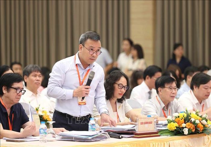 Đại diện Ban Giám khảo đặt câu hỏi cho các thí sinh. Ảnh: An Đăng/TTXVN