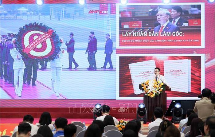 Thí sinh thuộc Đảng ủy Bộ Dân tộc và Tôn giáo trình bày nội dung tại hội thi. Ảnh: An Đăng/TTXVN