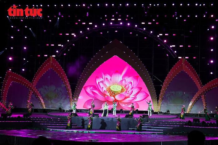 Chương trình biểu diễn nghệ thuật giới thiệu sen trong lễ khai mạc.