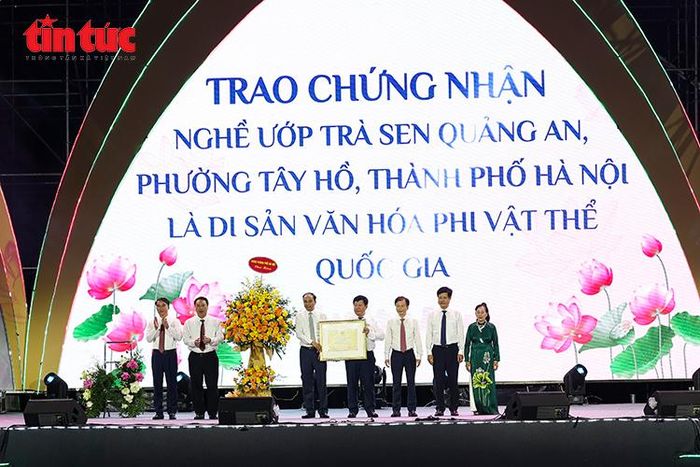 Phó Chủ tịch UBND thành phố Hà Nội Nguyễn Xuân Lưu trao chứng nhận Nghề ướp trà sen Quảng An, phường Tây Hồ, thành phố Hà Nội là Di sản Văn hóa phi vật thể quốc gia.