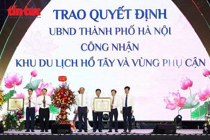 Phó Chủ tịch UBND thành phố Hà Nội Nguyễn Xuân Lưu trao quyết định UBND thành phố công nhận Khu Du lịch Hồ Tây và vùng phụ cận.