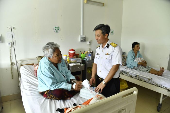 Thượng tá Lê Minh Khôi, Phó Chủ nhiệm Chính trị Lữ đoàn 167 thăm hỏi bệnh nhân có hoàn cảnh khó khăn.