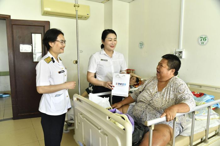 Đại diện Hội phụ nữ cơ sở TCIT - Hội Phụ nữ Lữ đoàn 167 tặng quà cho bệnh nhân có hoàn cảnh khó khăn.