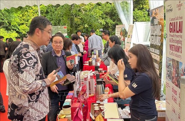 Các doanh nghiệp Việt Nam kết nối giao thương với các nhà nhập khẩu, hệ thống phân phối và đối tác tại Singapore. Ảnh: Ngọc Khương/PV TTXVN tại Singapore