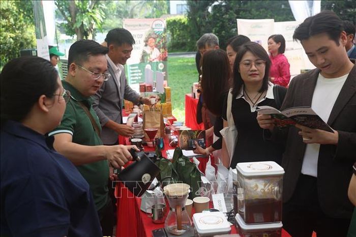 Khách mời tham quan các gian hàng và thưởng thức cà phê tại Lễ hội Cà phê Việt Nam 2026 tại Singapore. Ảnh: Ngọc Khương/PV TTXVN tại Singapore
