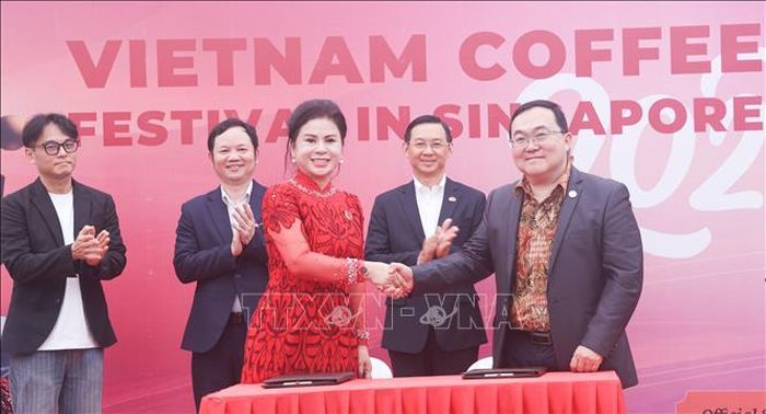 Đại diện King Coffee và Liên đoàn Doanh nghiệp Quốc tế (IBF) ký kết Biên bản ghi nhớ tại Lễ hội. Ảnh: Ngọc Khương/PV TTXVN tại Singapore