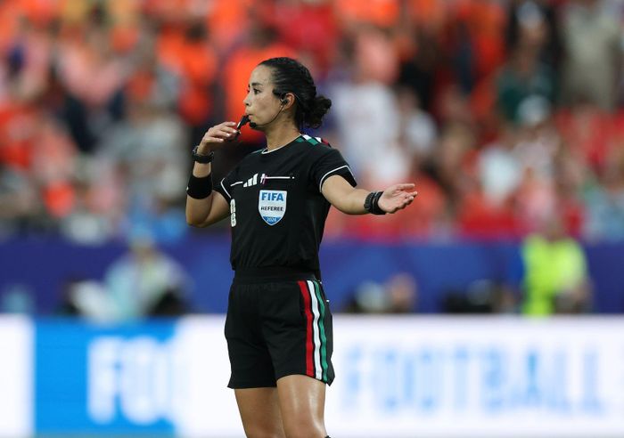 Katia Itzel Garcia trở thành người phụ nữ Mexico đầu tiên điều hành một trận đấu ở FIFA World Cup nam. Ảnh THX/TTXVN.