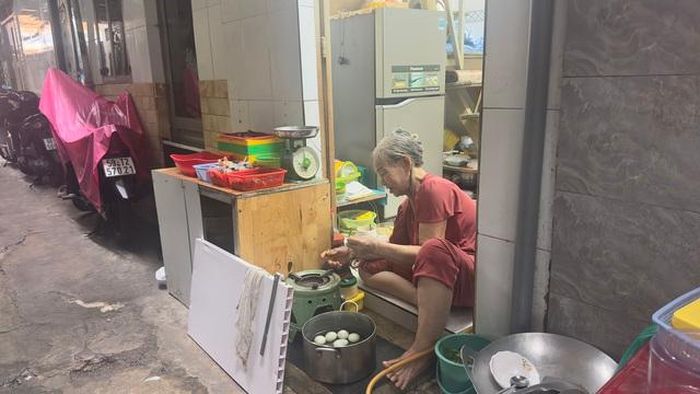 Bà Lê Thị Nga sống một mình trong căn nhà chỉ khoảng 6m2.