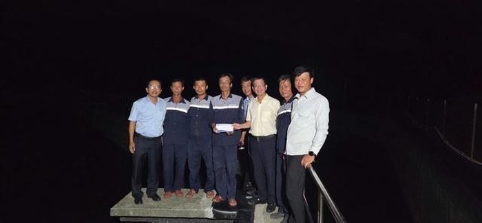 Lãnh đạo HueWACO động viên tinh thần cán bộ, công nhân thi công.