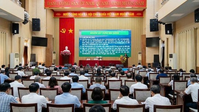 Bà Nguyễn Thị Mai - Chủ tịch Hội Luật gia Tp.Hải Phòng trực tiếp truyền đạt chuyên đề Luật Luật Đất Đai năm 2024 cho cán bộ và nhân dân phường Hải Dương.