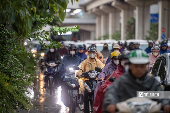 Mưa lớn trùng với thời điểm lượng xe tăng cao, khiến nhiều tuyến đường nhanh chóng ùn tắc.