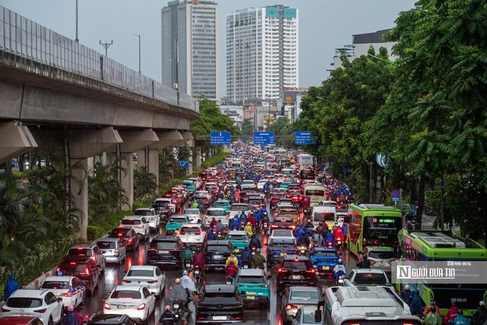 Sang các ngày 1-2/7, nắng nóng có khả năng quay trở lại nhưng cường độ không gay gắt như đợt vừa qua, nhiệt độ cao nhất khoảng 35-36°C. Đến ngày 3-4/7, Hà Nội được dự báo tiếp tục xuất hiện mưa rào và dông, nền nhiệt giảm xuống khoảng 33°C.