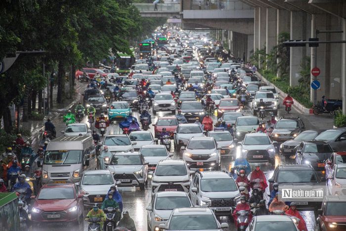 Khoảng 6h15 ngày 26/6, bầu trời Hà Nội chuyển tối nhanh, mây đen bao phủ kèm gió thổi mạnh. Chỉ khoảng 30 phút sau, mưa lớn xuất hiện trên diện rộng, đúng vào khung giờ cao điểm buổi sáng.